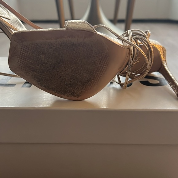 Gold heels - Picture 2 of 3